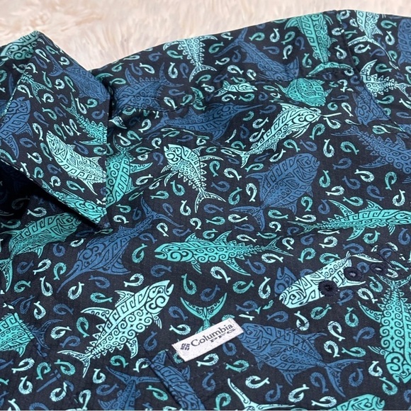 Columbia Mens Super Slack Tide Shirt | Collegiate Navy Tribal Fish Print large - Picture 8 of 12